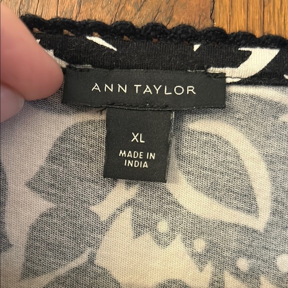 Ann Taylor Black and White Fitted Short Sleeve Blouse - Picture 3 of 7